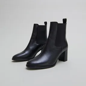 Boots with heels and elastics in black leather