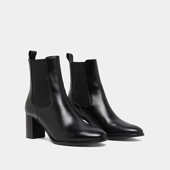 Boots with heels and elastics in black leather