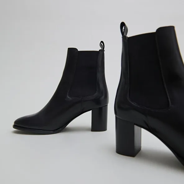 Boots with heels and elastics in black leather