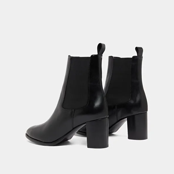 Boots with heels and elastics in black leather