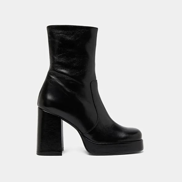 Boots with heels and square toes in black aged leather