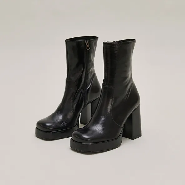 Boots with heels and square toes in black aged leather