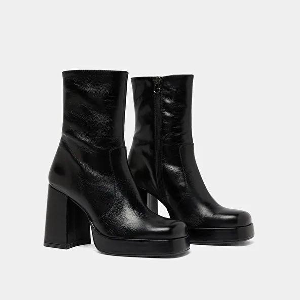 Boots with heels and square toes in black aged leather