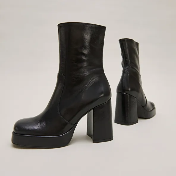 Boots with heels and square toes in black aged leather