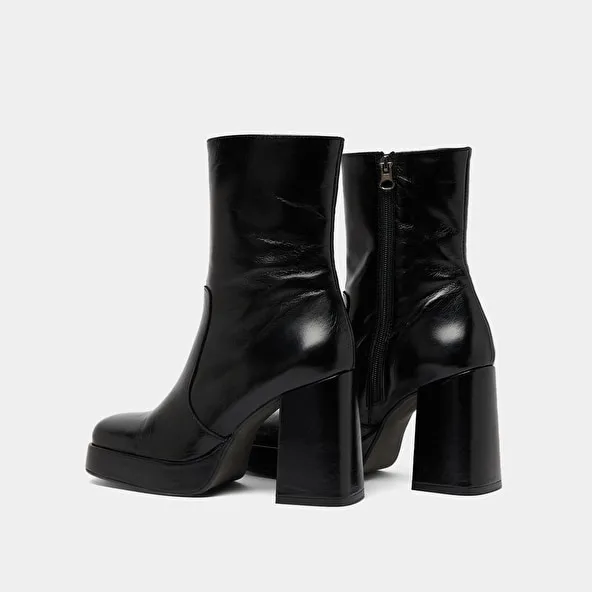 Boots with heels and square toes in black aged leather