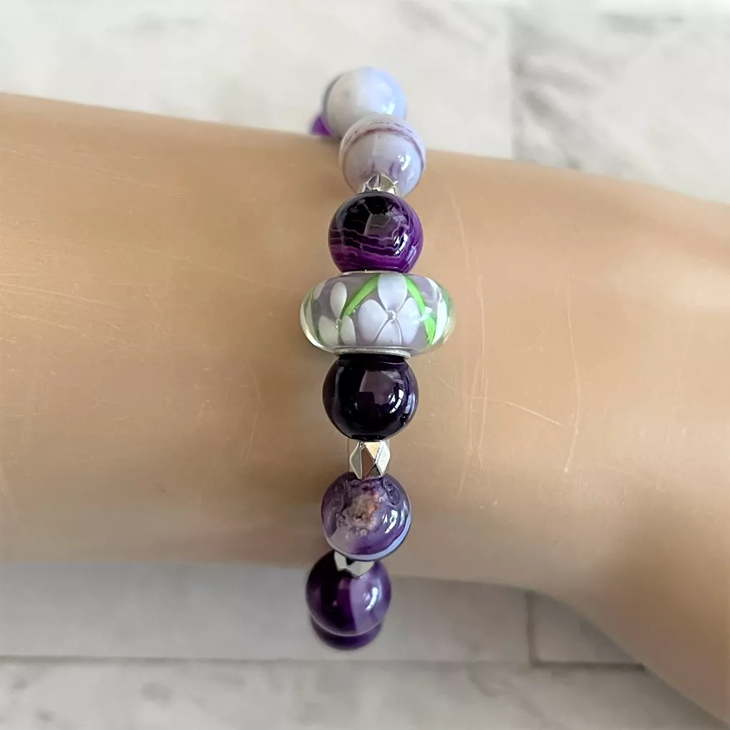 Purple Agate and Flower Center Bead Bracelet