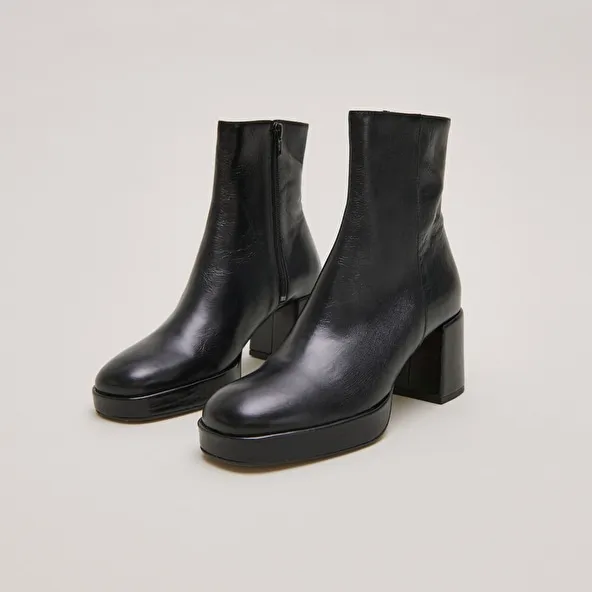 Round-toe boots in black aged leather