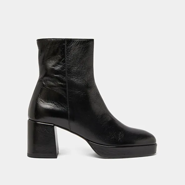 Round-toe boots in black aged leather