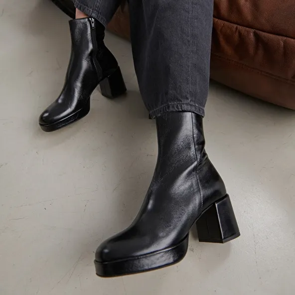 Round-toe boots in black aged leather