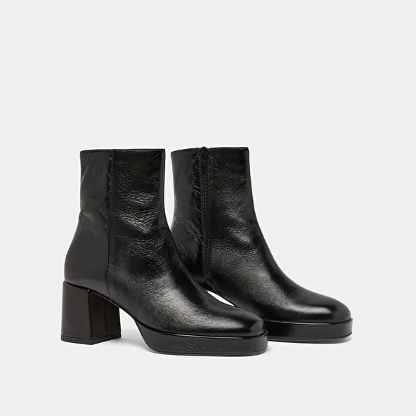 Round-toe boots in black aged leather