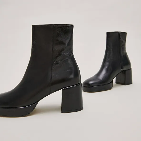 Round-toe boots in black aged leather