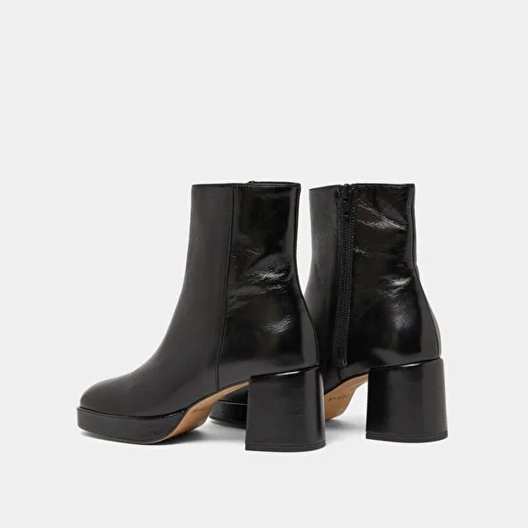 Round-toe boots in black aged leather