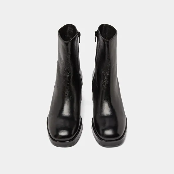 Round-toe boots in black aged leather